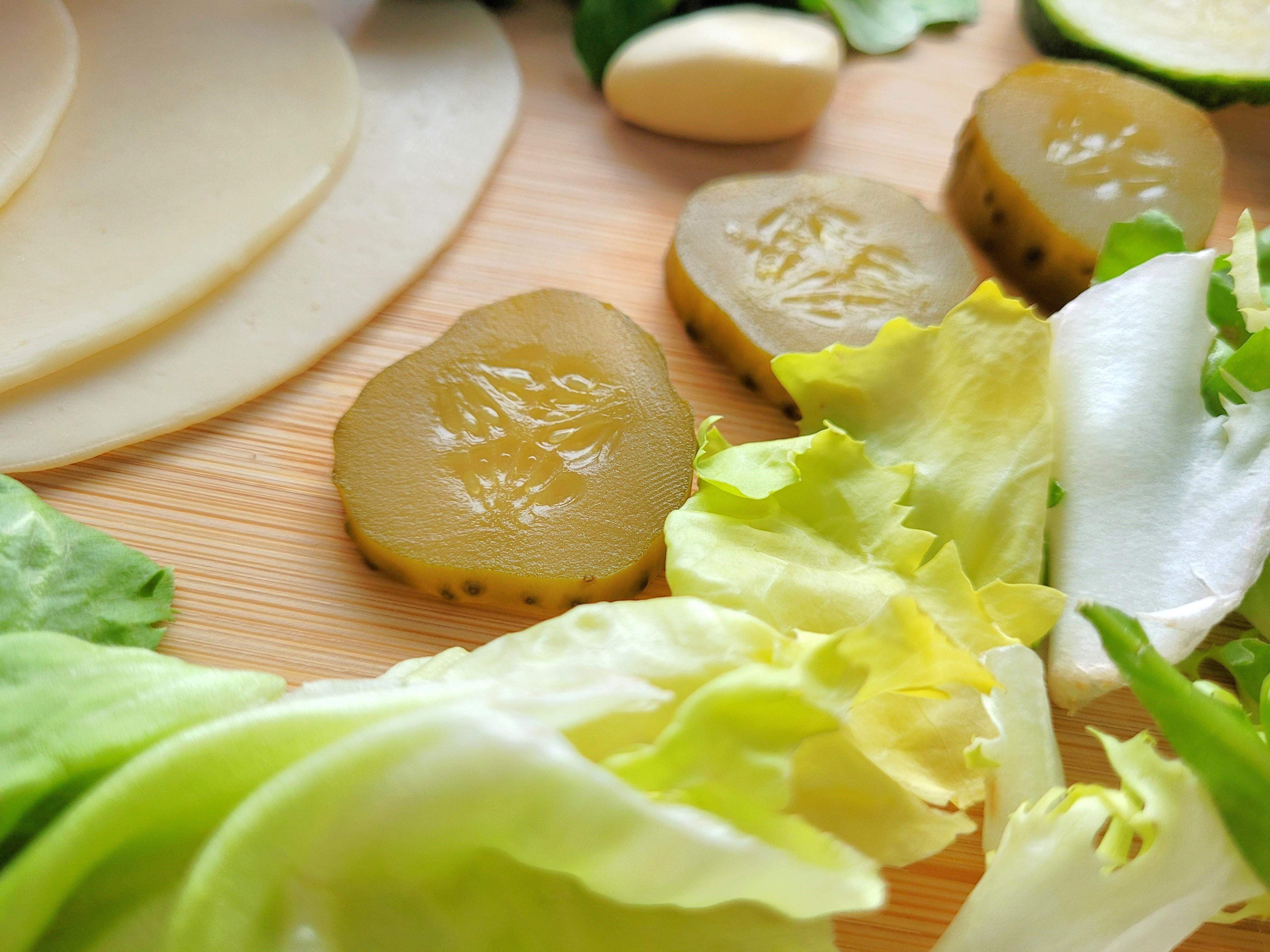 Zdjęcie na którym widać produkty żywnościowe, przekrojony ogórek, sałata i ser