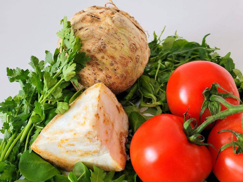 Zdjęcie na którym widać, seler, pomidory, pietruszkę i warzywa liściaste